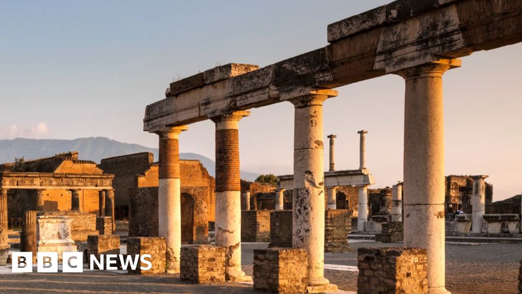 People returned to live in Pompeii's ruins, archaeologists says