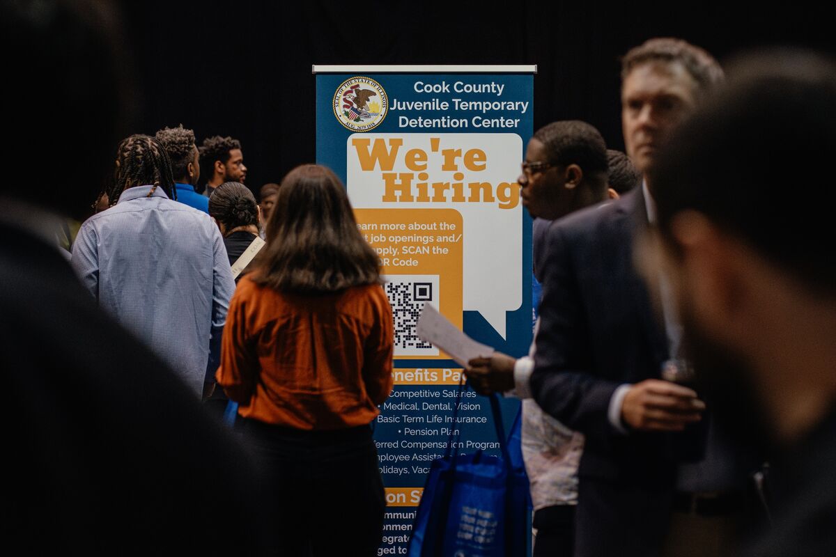 US Job Openings Decline to Lowest Level in More Than a Year